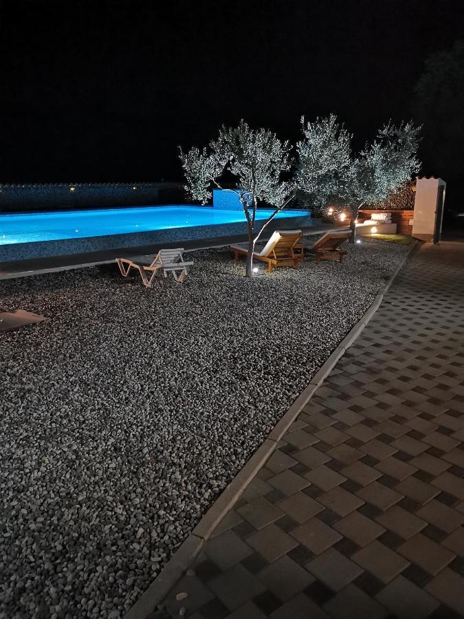 Kemp Jacuzi In The Olive Grove
